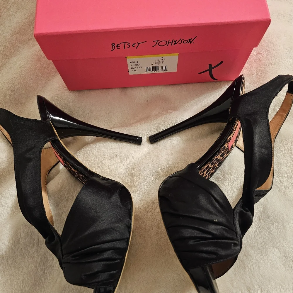 Betsey Johnson Astra black slingback satin shoes size 7.5 - Picture 3 of 8